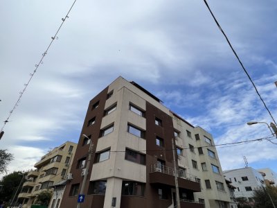 Biroul tau in Piata Charles de Gaulle langa metrou