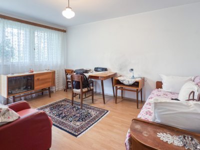 Apartament 2 camere, decomandat, etaj 3/4,- poziție deosebită 