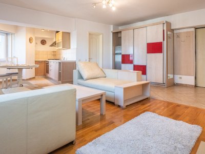 INCHIRIEZ APART 2 CAMERE ,DEOSEBIT, ZONA BDUL UNIRII