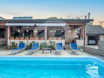 Casa cu piscina, panouri foto voltaice in Comana