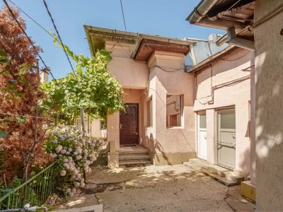Casă individuală cu 2 corpuri, curte proprie, 253mp teren, zona Sălaj