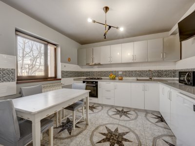 COMUNA BERCENI – TOAMNEI, CASA 5 CAMERE, 112 MP UTILI + POD 40 MP, LOT 320 MP!