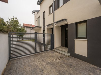 Se preda finisata - 4 bai - 3 dormitoare - curte - parcare -  metrou Păcii 