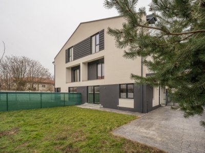 Casa se preda finisata - 4 bai -3 dormitoare - curte - parcare -  metrou Păcii 