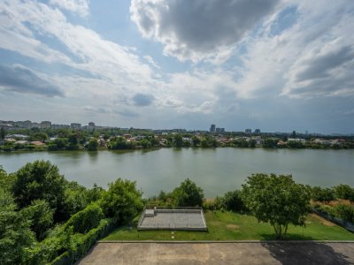 APARTAMENT CU TERASA GENEROASA SI VEDERE UNICA CATRE LAC