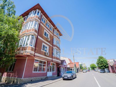 Apartament spațios cu 3 camere, 2 băi și 3 balcoane – zona FAR, bloc 2003