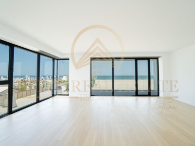 Stațiunea Mamaia - Vânzare apartament cu 4 camere, 3 bai cu vedere la mare.