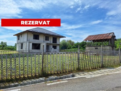 Casă zona Topoloveni  construcție solidă, teren 1460 mp, zona superba