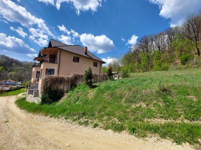 Casa spațioasă cu 6 camere și teren generos, lângă pădure - Valea Ursului/Argeș