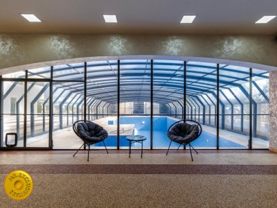 Casa cu jacuzzi, piscina încălzita si crama unde fiecare zi e o petrecere de lux