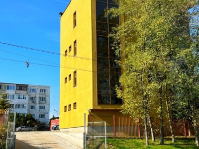  Cladire multifunctionala Pitesti cu panouri fotovoltaice