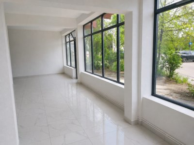  DE INCHIRIAT - renovat - parter si etajul 1 - stradal 