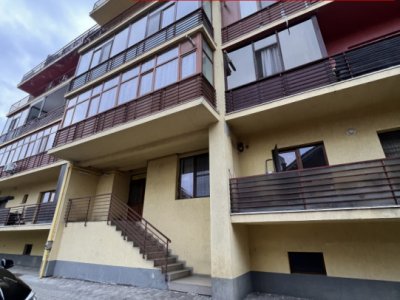 Gavana- 3 camere parter inalt- bloc 2008 & parcare curte privata