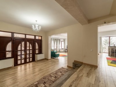 Casa 6 camere langa padure/ 340 mp/ teren de 3 745 mp la 5 min de Pitesti