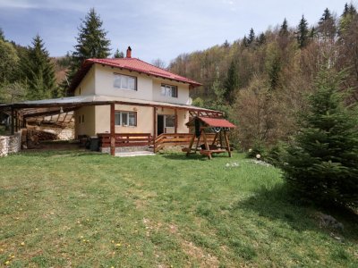 Casa de vacanta sau pensiune in Dâmbovicioara 5 camere, 5 bai, 6412 mp teren