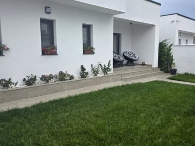 Casa 3 camere situata la intrare in Lazu