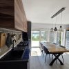 Apartament exclusivist în vilă | Vedere frontală la lac, curte proprie și ponton thumb 2