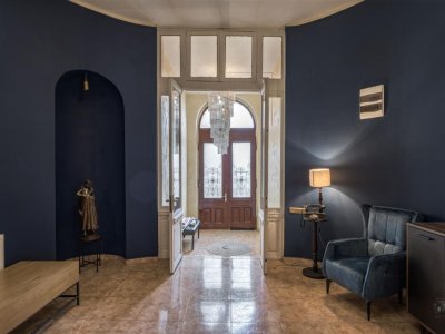 Business cu identitate: Apartament Unirii , demisol, parter si curte accesibila