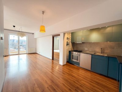 3 camere Central | 2 băi | Parcare | Semimobilat modern | Bloc 2014 | Liniște