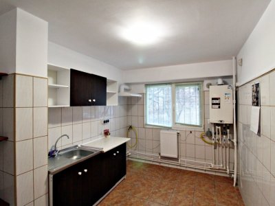 Casa de Cultura -apartament decomandat, nemobilat, cu centrala proprie