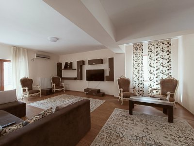 Apartament 3 camere de inchiriat in zona Casa de Cultura