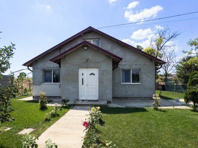 Casa cu 4 camere si garaj cu rampa-teren 500 mp-jud. Constanta 