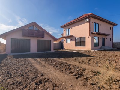 Casa moderna P+1  cu vedere la lac , Corbu 