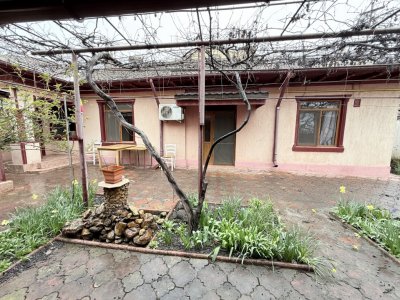 Casă de inchiriat cu 6 camere Faleza Nord – curte proprie, garaj