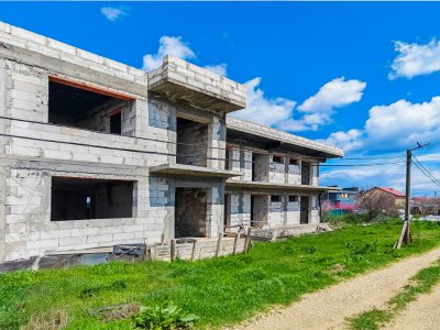 Investiție Lazu | Clădire 10 Camere – Construcție la Roșu cu Acoperiș Terasă