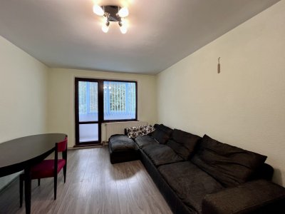 Apartament cu 4 camere în Tractorul