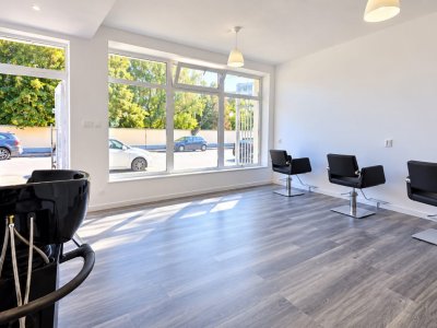 Spațiu comercial 52 mp | Salon Beauty / Barber echipat | Vitrină stradală
