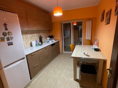 Apartament spațios cu 3 camere, decomandat, situat în zona DACIA