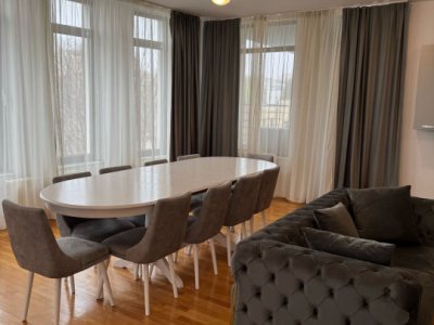 Apartament 4 camere situat in zona Centru
