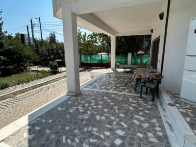 Povestea unei case la doar 200 m de valuri, cu piscină și terasă panoramică