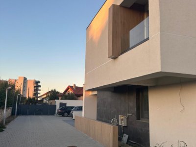 Vila deosebita de vanzare! - zona Mamaia Nord, pe malul lacului