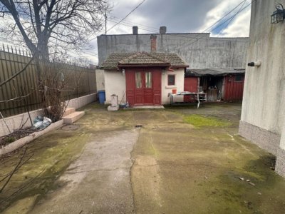 Casa de vanzare, situata in zona Stadion