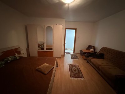 Garsonieră decomandată, situata în zona Stadion