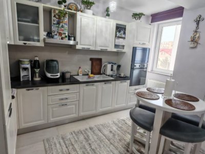 Apartament 2 camere de vânzare – zona Primo, mobilat și utilat