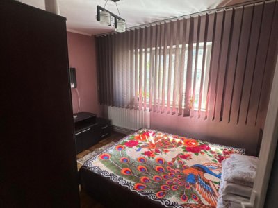 Apartament 4 camere de vanzare, in zona Poarta 6