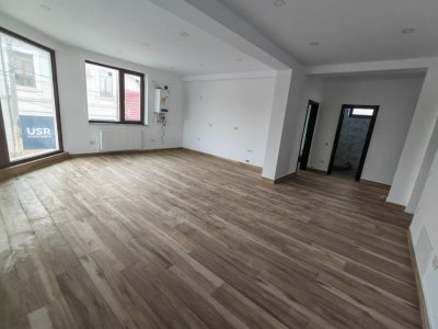 Spațiu comercial de închiriat în Centru, ideal birouri, clinică