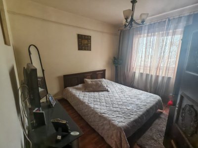 Apartament 3 camere de vanzare in zona Casa de Cultura
