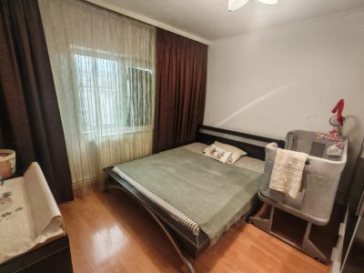 Apartament 3 camere de vanzare, situat in zona Far