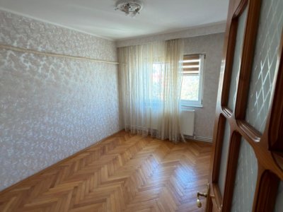 Apartament 3 camere, decomanda tîn zona Casa de Cultură