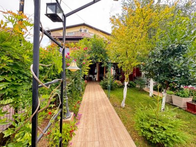 Casă P+1+M de vânzare, 5 camere, foișor, bucătărie de vară, zona Mamaia Sat