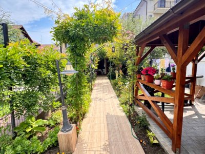 Casă P+1+M de vânzare, 5 camere, foișor, bucătărie de vară, zona Mamaia Sat