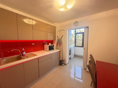 Apartament 3 camere decomandat, renovat integral, de vânzare în KM 5 – Constanța
