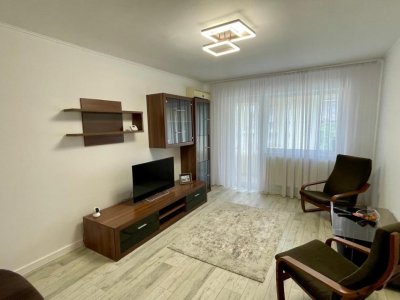 Apartament 3 camere, decomandat, zonă ultracentrală, bloc Mobilux, etaj 1