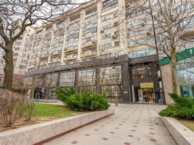 Apart 3 camere birouri stradal Bulevardul Unirii colt Nerva Traian