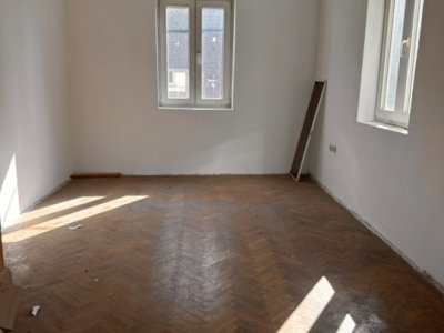 Vanzare apartament cu 3 camere zona Grivita, super potențial