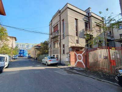 Vila cu curte de vanzare ULTRACENTRAL - 442.7 mp, 72 mp curte libera, 2 garaje
